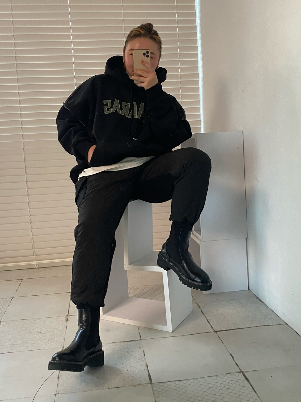 「ビッグシルエット、オーバーサイズ、低身長コーデ、パンツスタイル、ootd、楽チンコーデ、スウェット、ブーツ、冬、秋のコーデ、サイドゴアブーツ、休日スタイル、モノトーン、モノトーンコーデ」｜「primarasのアイテム（パーカー、ブラック系）」を使った、shizuuさん（レディース・152cm）の秋コーディネートの1枚目の写真
