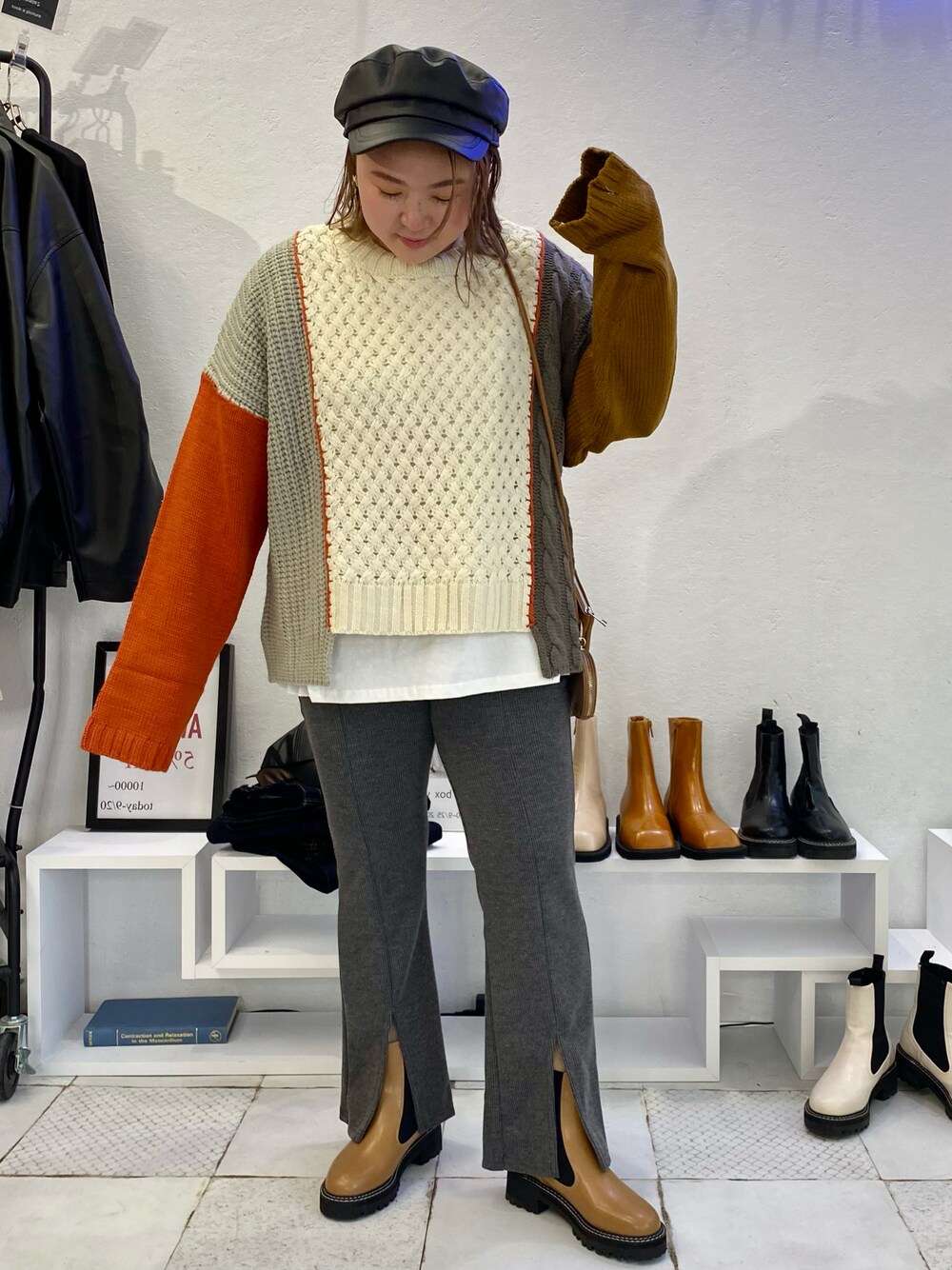「カジュアルコーデ、ラクチンコーデ、パンツスタイル、シンプルコーデ、お洒落さんとつながりたい、ootd、おしゃれさんと繋がりたい、休日スタイル、秋服、秋のコーデ、サイドゴアブーツ、オレンジ、ニット」｜「primarasのアイテム（パンツ、グレー系）」を使った、shizuuさん（レディース・152cm）の秋コーディネートの1枚目の写真