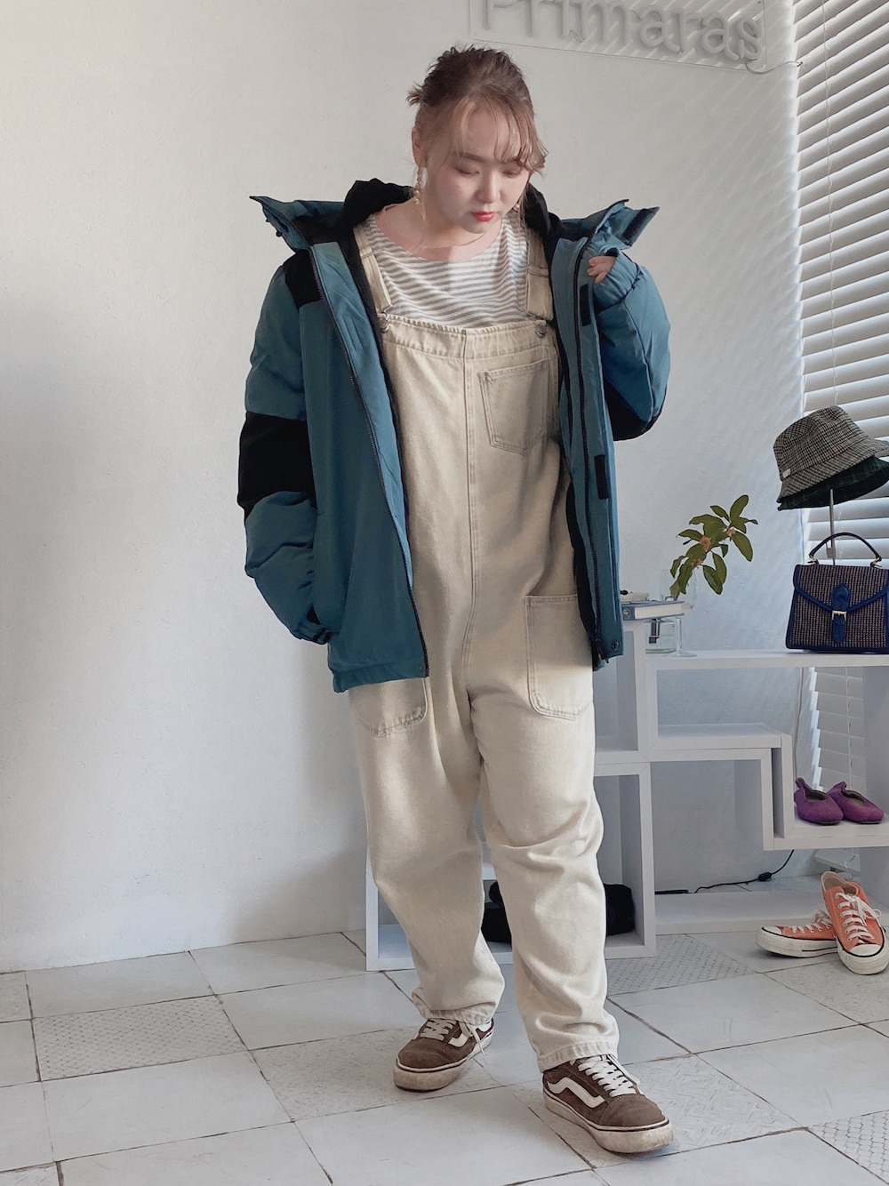 「だから秋服が好き、ゆったりコーデ、ラフ、カジュアルコーデ、サロペット、VANS、マウンテンパーカー、マウンテンライトジャケット、秋のコーデ、いいね、save、フォローお願いします🤑、低身長、低身長コーデ、アウター、ボーダー、ボーダートップス」｜「VANSの【VANS / バンズ】UA OLD SKOOL（スニーカー、ブラウン系）」を使った、shizuuさん（レディース・152cm）の秋コーディネートの1枚目の写真