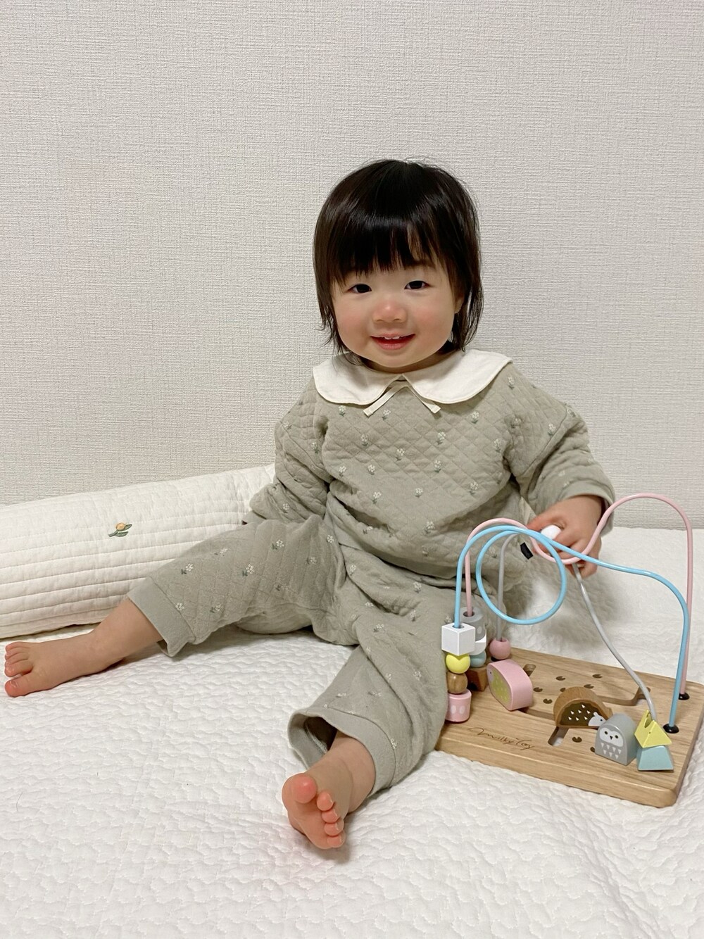 「グリーン、キッズコーデ、プチプラ、おんなのこ、おうち時間、ベビー、キッズファッション、ベビーコーデ、おうちファッション、セットアップ、娘コーデ、スウェット、キッズ、襟付きトップス、ルームウェア」｜「Birthdayのアイテム（スウェット、グリーン系）」を使った、g-meguさん（キッズ・80cm）の冬コーディネートの1枚目の写真