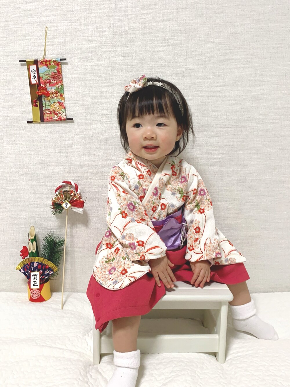 「和装、和装小物、着物、着物コーデ、ベビーコーデ、ベビー袴、Sweet Mommy、お正月、outfit、娘コーデ、キッズコーデ」｜「SweetMommyの和柄ちりめん袴ロンパース【女の子用】（着物、ホワイト系）」を使った、g-meguさん（キッズ・80cm）の冬コーディネートの1枚目の写真