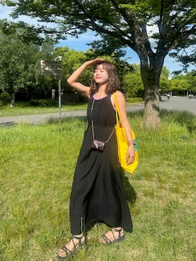 「CHARLES & KEITH（チャールズ & キース）のLilibet リリベット メタリックアクセント チェーンストラップウォレット（財布、パープル系）」を使った、さきさん（レディース・155cm）の春コーディネート