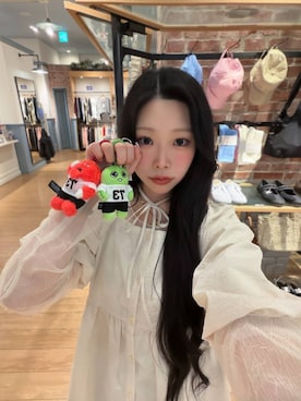 「アイテム（ポーチ）」を使った、Hinaさん（レディース・162cm）の春コーディネート