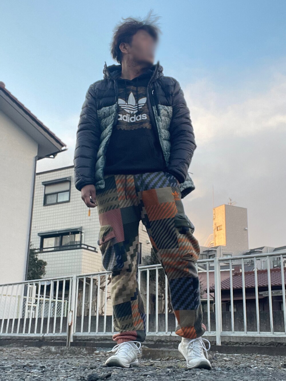 「adidas、adidas originals、冬コーデ、カモ柄、派手、ダウンジャケット、スウェットパンツ、スニーカー、パーカー、リラックススタイル、ゆったりコーデ」｜「adidasのアイテム（ダウンジャケット/コート、グレー系）」を使った、Tore@minさん（メンズ・174cm）の冬コーディネートの1枚目の写真