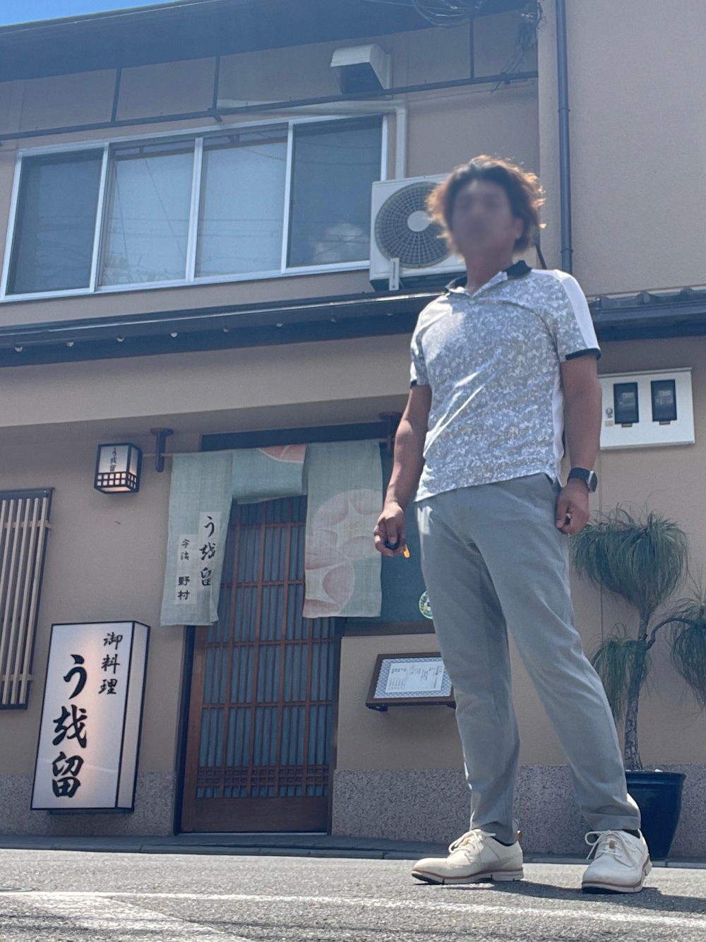 「adidas、clarks、DUARIG、夏コーデ、ビジネススタイル、ポロシャツ、らくちんパンツ、スラックス、きれいめカジュアル」｜「Clarksのアイテム（ドレスシューズ、ホワイト系）」を使った、Tore@minさん（メンズ・174cm）の夏コーディネートの1枚目の写真