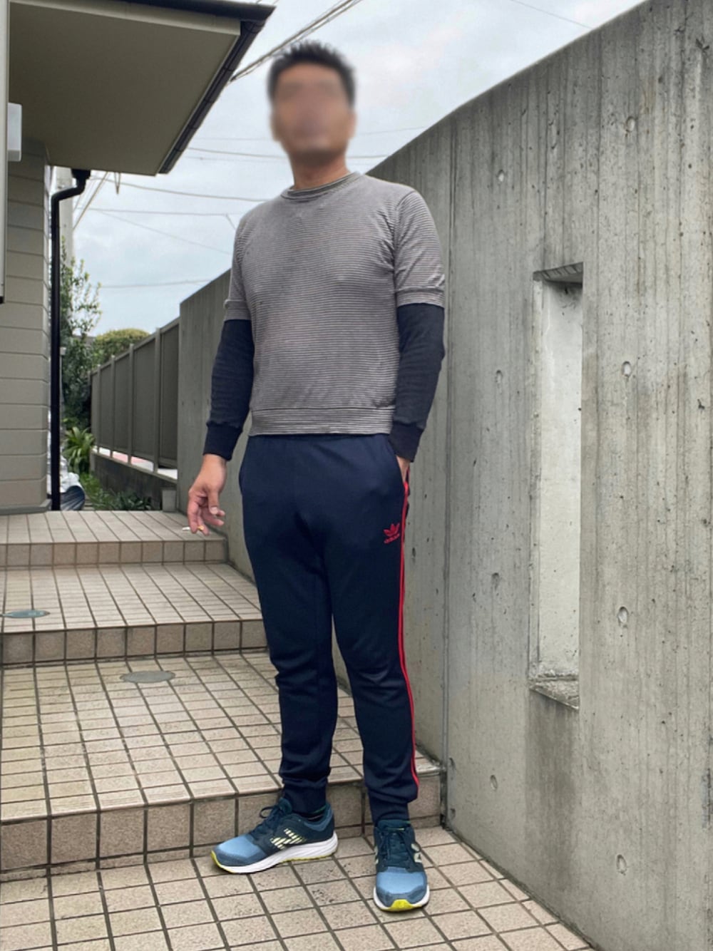 「ラブアンドピース2021、adidas originals、johnsmedley、New Balance、秋コーデ、トラックパンツ、プライムニット、海島綿」｜「JOHN SMEDLEYのアイテム（Tシャツ/カットソー、ブラウン系）」を使った、Tore@minさん（メンズ・174cm）の秋コーディネートの1枚目の写真