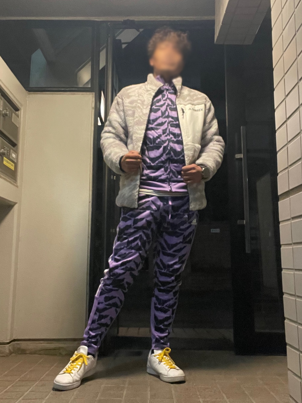 「adidas、冬コーデ、忘年会」｜「adidas Originalsのアイテム（スウェット、パープル系）」を使った、Tore@minさん（メンズ・174cm）の冬コーディネートの1枚目の写真