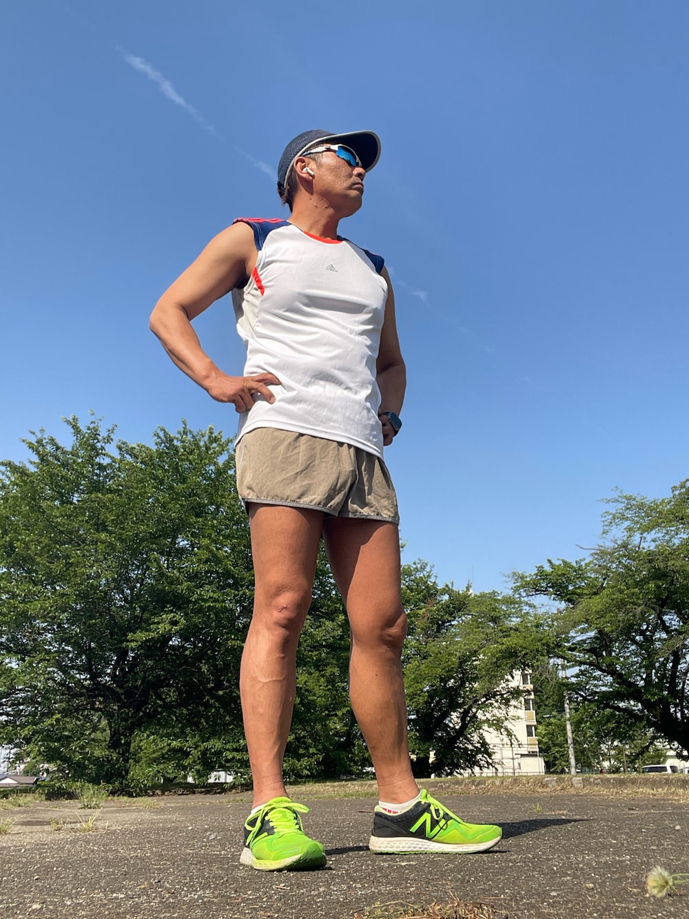 「adidas、New Balance、asics、FILA、スポーツ、ランニング、ノースリーブ、ショートパンツ、ランニングパンツ、スニーカー、サングラス、キャップ、メッシュトップス、メッシュキャップ、夏コーデ」｜「adidasのアイテム（タンクトップ、ホワイト系）」を使った、Tore@minさん（メンズ・174cm）の春コーディネートの1枚目の写真