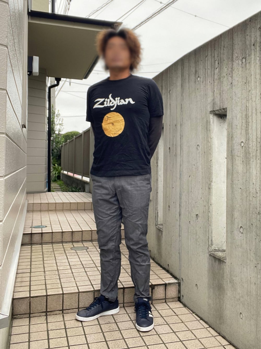 「UNIQLO、adidas、THE SHOP TK、ROYAL FLASH、カジュアル、キレイ目、バンドマン、ライブスタッフ、お出かけコーデ」｜「UNIQLOのアイテム（Tシャツ/カットソー、ブラック系）」を使った、Tore@minさん（メンズ・174cm）の秋コーディネートの1枚目の写真