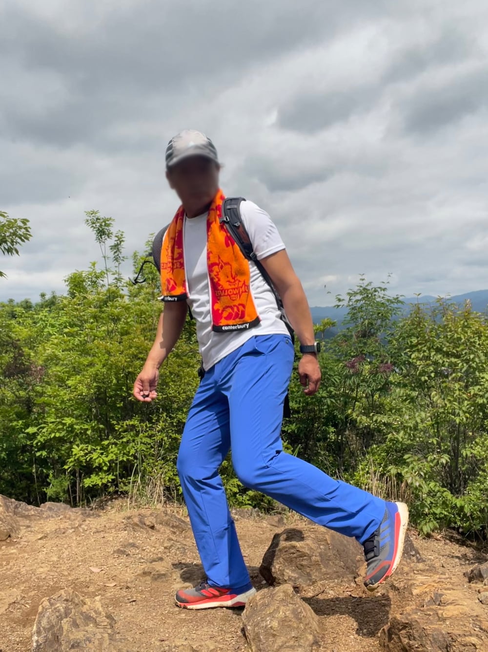 「adidas、terrex、登山、ハイキング、天覧山、多峯主山、夏コーデ、トレイル、ゴルフウェア、Tシャツ、スラックス」｜「adidasのアイテム（スラックス、ブルー系）」を使った、Tore@minさん（メンズ・174cm）の春コーディネートの1枚目の写真