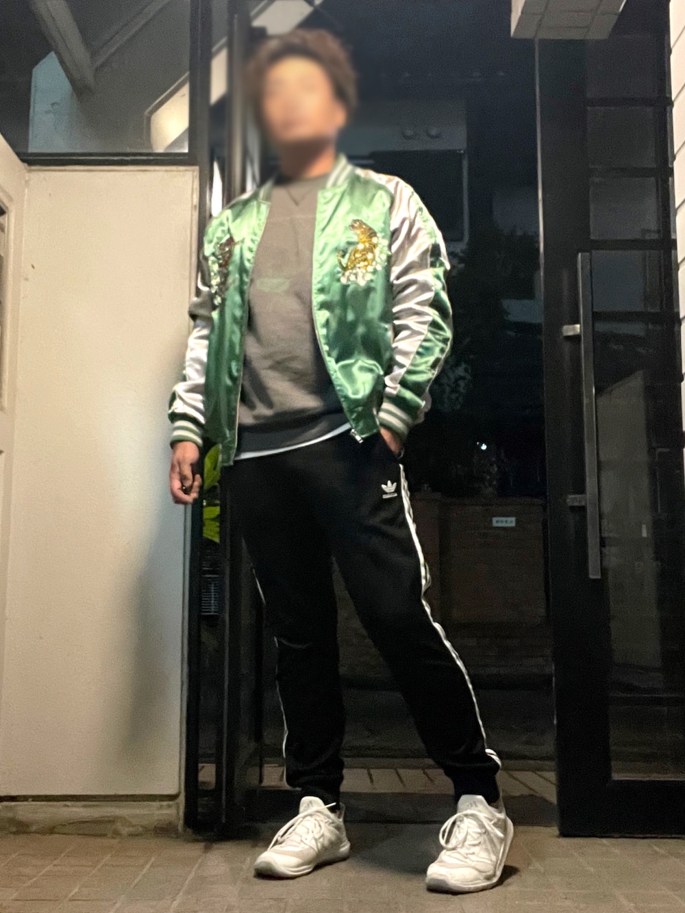 「お出かけコーデ日記、朧、RUSSELL ATHLETIC、adidas、adidas originals、春コーデ、スカジャン、トラックパンツ、スニーカー、トレーナー、スウェット」｜「朧のアイテム（スカジャン、グリーン系）」を使った、Tore@minさん（メンズ・174cm）の春コーディネートの1枚目の写真