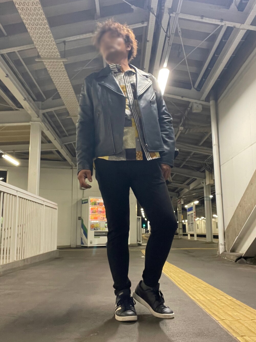 「AVIREX、河谷シャツ、joker、adidas、冬コーデ、ロックテイスト、ライダースジャケット、派手シャツ、ストレッチパンツ、スキニーパンツ」｜「AVIREXのアイテム（モッズコート、ブルー系）」を使った、Tore@minさん（メンズ・174cm）の秋コーディネートの1枚目の写真