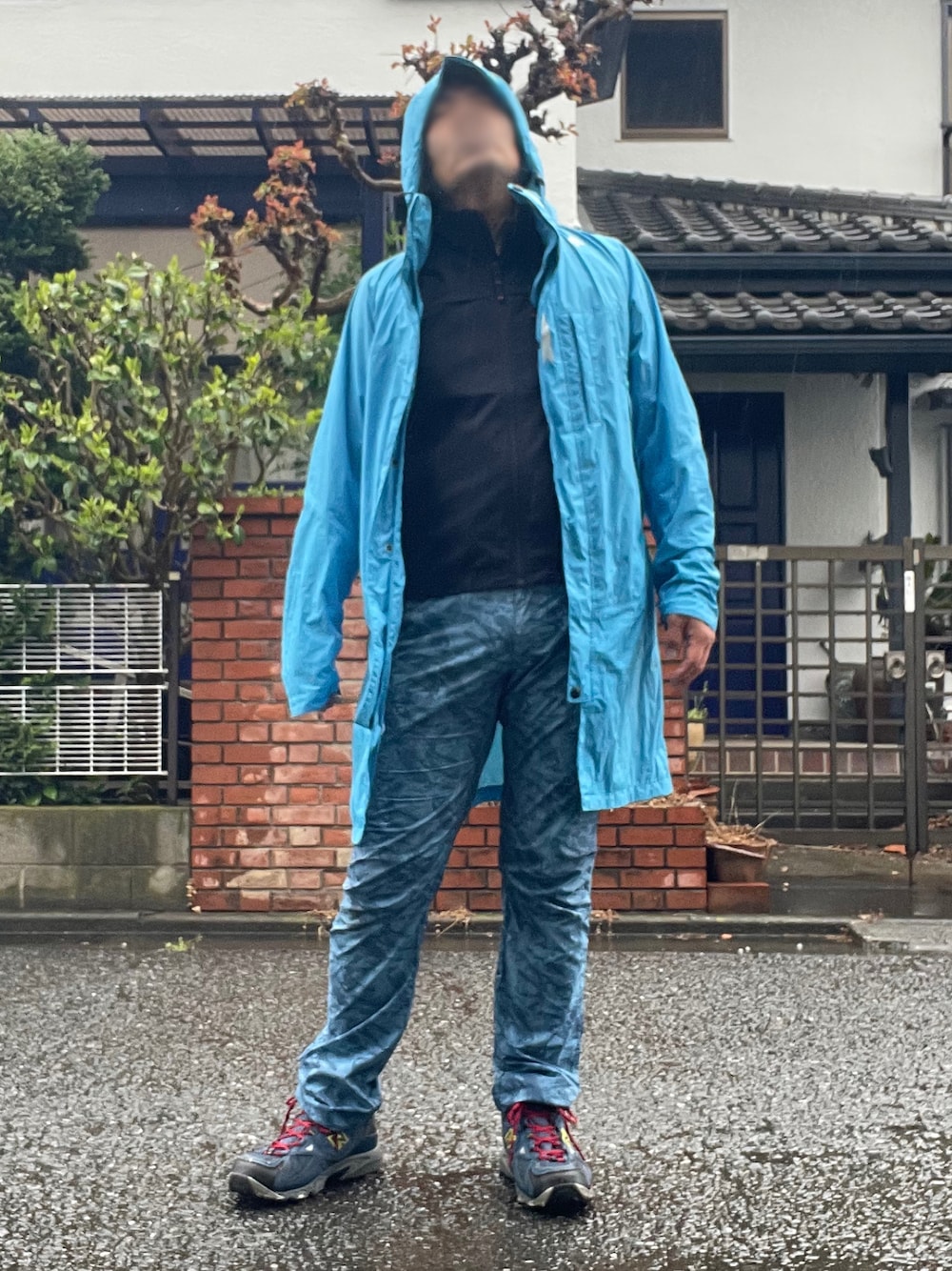 「休日スタイル、いまどきジャケット写真、adidas、castelli、Champion、FieldCore、WORKMAN、New Balance、雨の日コーデ、アウドドアスタイル、レインポンチョ、登山、ゴアデックス」｜「Fieldcore(WORKMAN)のアイテム（パンツ、ブルー系）」を使った、Tore@minさん（メンズ・174cm）の春コーディネートの1枚目の写真