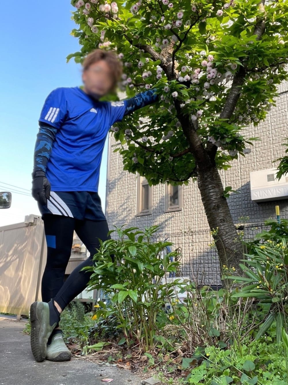 「adidas、adidas techfit、Canterbury of New Zealand、WORKWAN、Jollywalk、春コーデ、スポーツウエア、庭の手入れ、ガーデニング、草取り」｜「adidasのアイテム（Tシャツ/カットソー、ブルー系）」を使った、Tore@minさん（メンズ・174cm）の春コーディネートの1枚目の写真