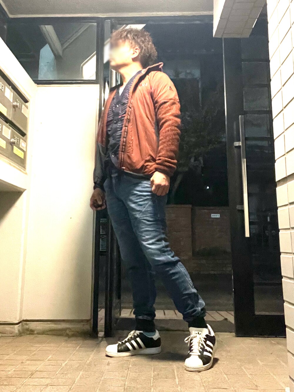 「JOHN SMEDLEY、GAP、adidas、MARITHE+FRANCOIS GIRBAUD、adidas originals、秋コーデ、近所の飲み会コーデ、パーマ、デニムスウェット、スーパースター」｜「MARITHE + FRANCOIS GIRBAUDのアイテム（パンツ、ブルー系）」を使った、Tore@minさん（メンズ・174cm）の秋コーディネートの1枚目の写真