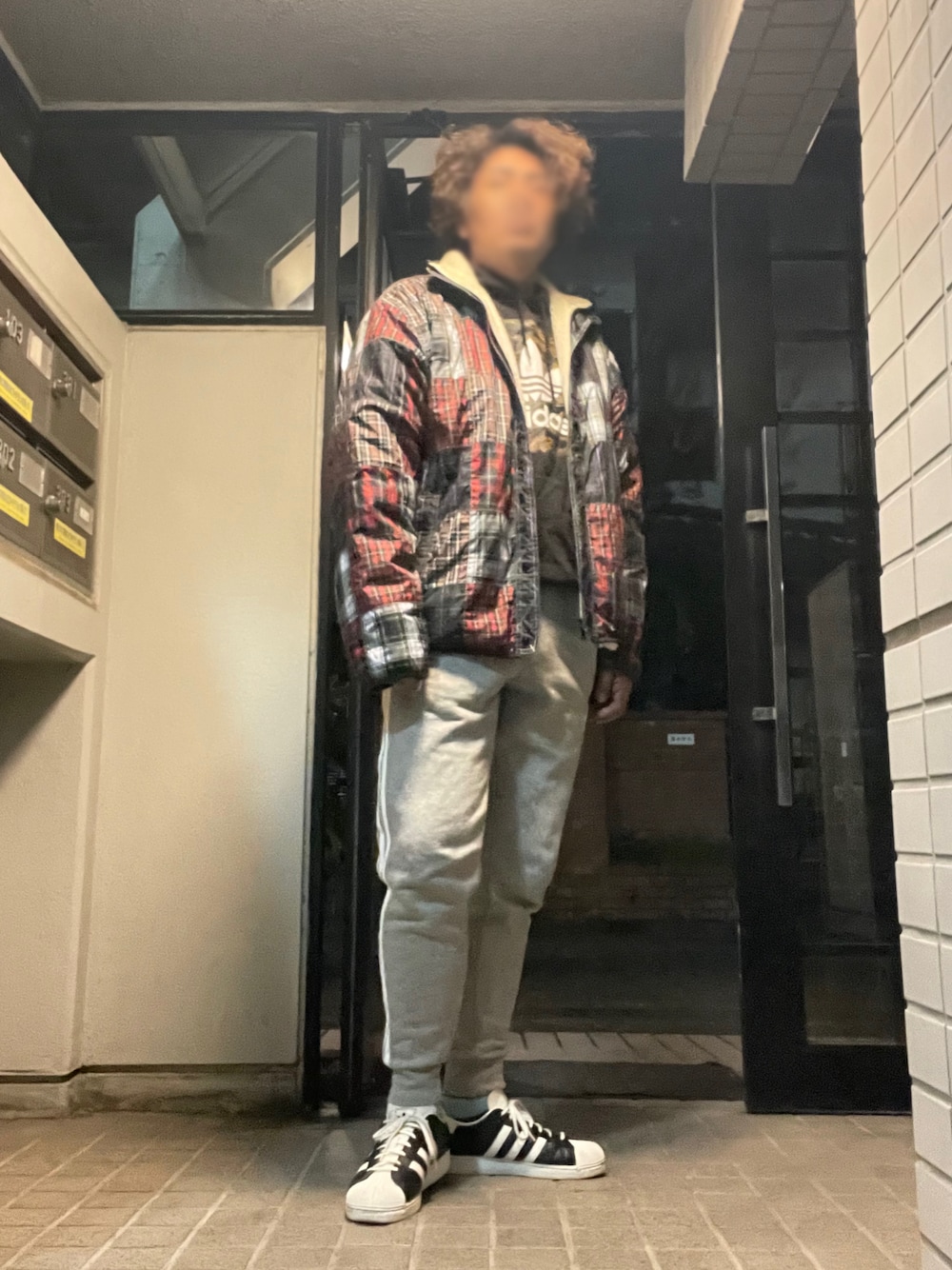 「新星WEARISTAにエントリー、近所の飲み会コーデ、ストリートカジュアル、stussy、adidas、adidas originals」｜「adidas Originalsのアイテム（スニーカー、ブラック系）」を使った、Tore@minさん（メンズ・174cm）の冬コーディネートの1枚目の写真