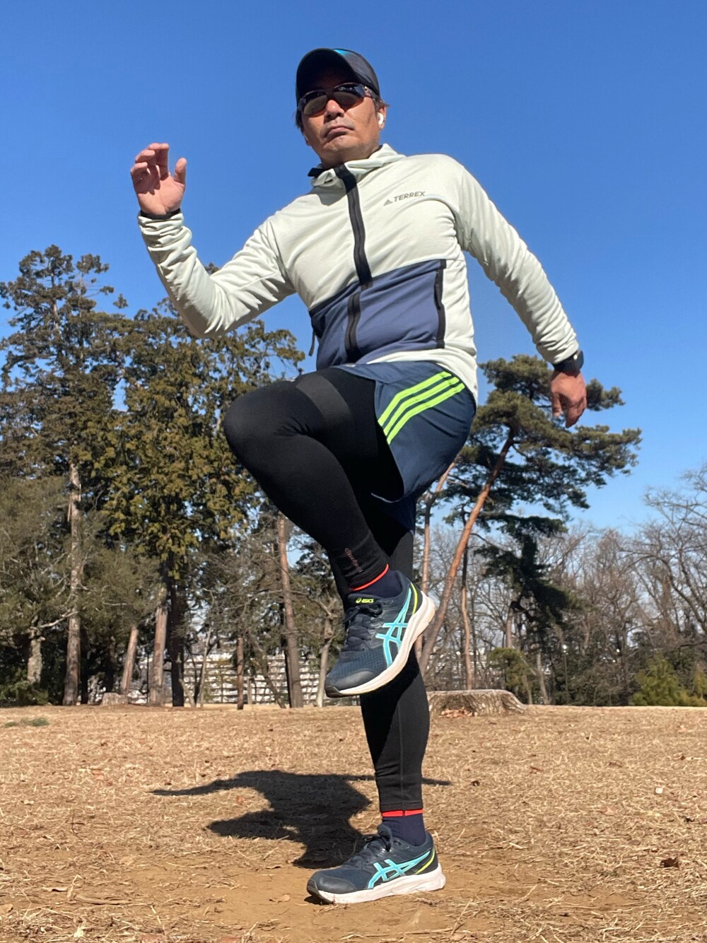 「adidas、adidas techfit、asics、冬コーデ、休日スタイル、スポーツスタイル、ランニングスタイル、ランニングウェア、ランニングシューズ、ランニングパンツ、ランニングシャツ、ランニングジャケット」｜「adidasのアイテム（マウンテンパーカー、ブルー系）」を使った、Tore@minさん（メンズ・174cm）の冬コーディネートの1枚目の写真