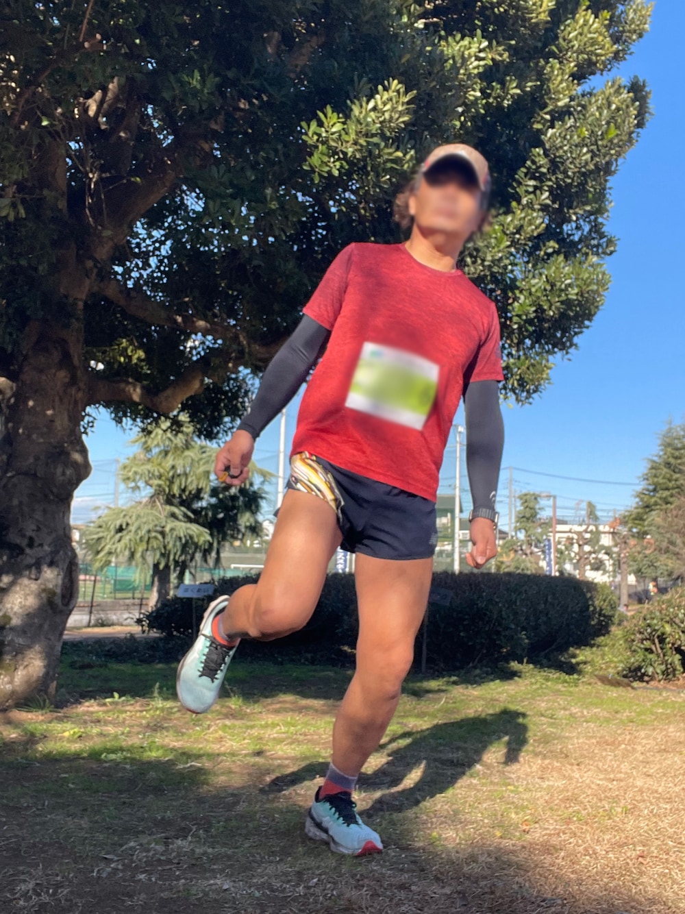 「adidas、ランニング、ランニングスタイル、駅伝大会、New Balance、asics、HANZO」｜「adidasのアイテム（Tシャツ/カットソー、レッド系）」を使った、Tore@minさん（メンズ・174cm）の冬コーディネートの1枚目の写真