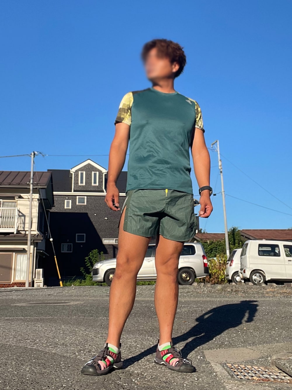 「adidas、keen、夏コーデ、休日コーデ、リラックススタイル、スポーツ、トレーニング、Tシャツ、ハーフパンツ、ランニングパンツ」｜「KEENのアイテム（サンダル、その他）」を使った、Tore@minさん（メンズ・174cm）の夏コーディネートの1枚目の写真