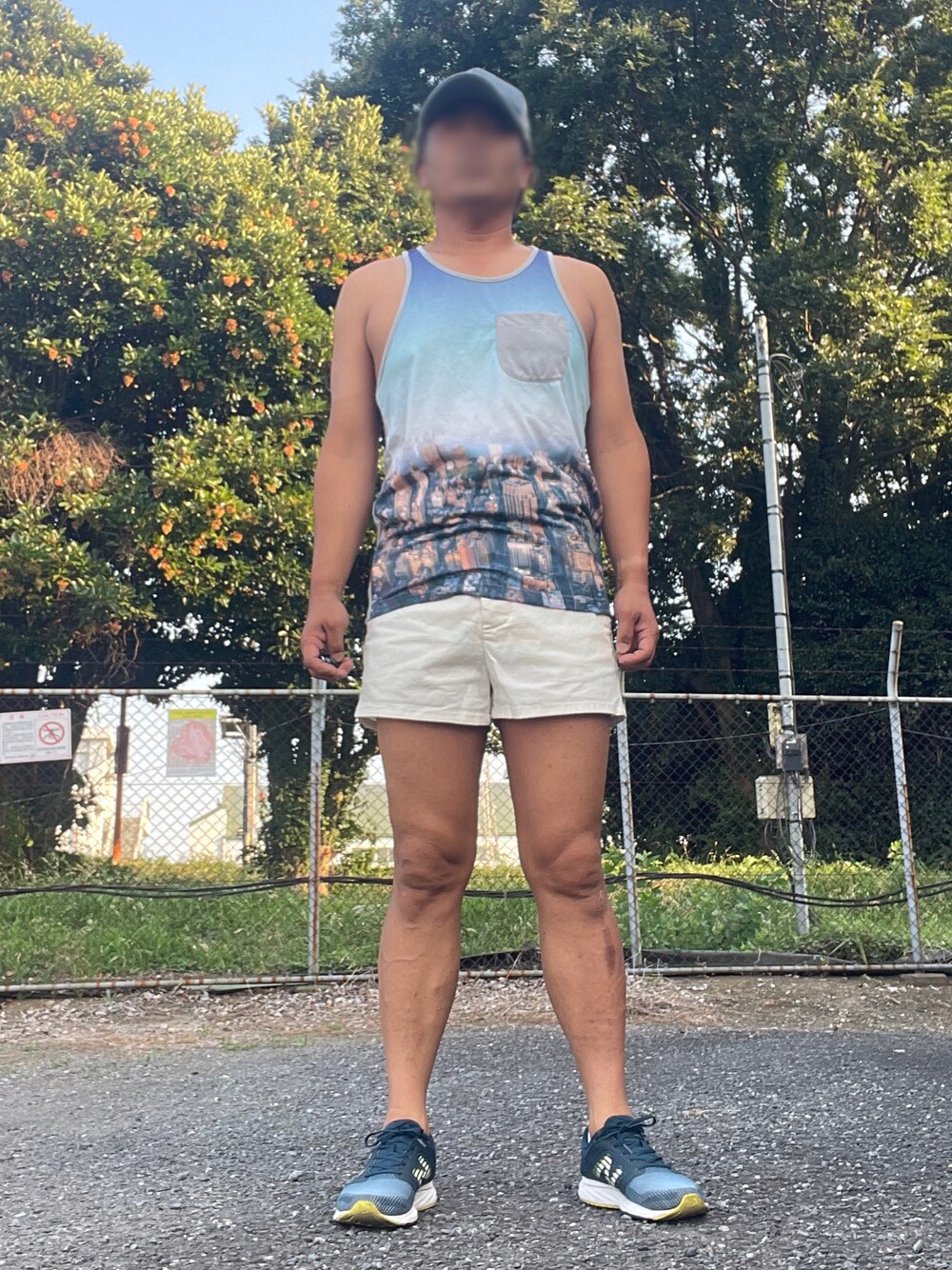 ブルー系のスニーカー、ブルー系のタンクトップ、ホワイト系のパンツを着用したメンズの夏コーディネートの1枚目の写真