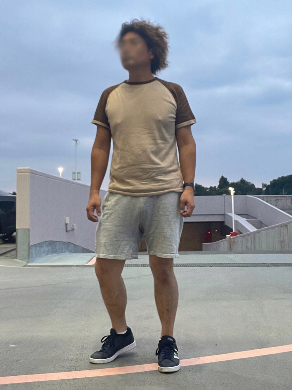 「AudreyandJohnWad、CHUMS、adidas originals、夏コーデ、キレイめ、綿ニット、サマーニット、スウェットパンツ、ハーフパンツ、お出かけコーデ」｜「audrey and john wadのアイテム（Tシャツ/カットソー、ブラウン系）」を使った、Tore@minさん（メンズ・174cm）の夏コーディネートの1枚目の写真