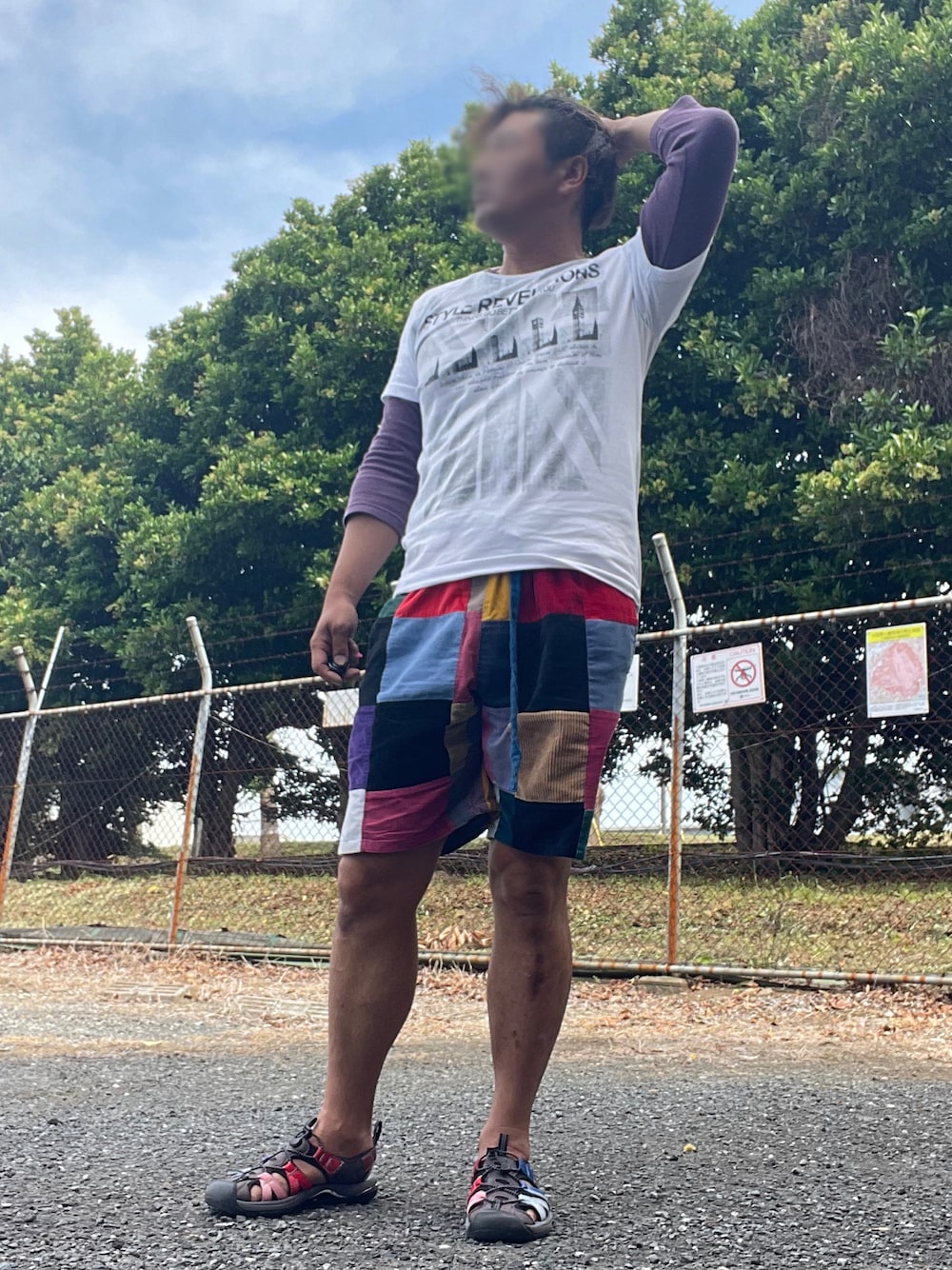 「休日スタイル、夏コーデ、ARTESANIA、mossimo、keen、パッチワーク柄、シンプルコーデ」｜「Mossimoのアイテム（Tシャツ/カットソー、パープル系）」を使った、Tore@minさん（メンズ・174cm）の春コーディネートの1枚目の写真