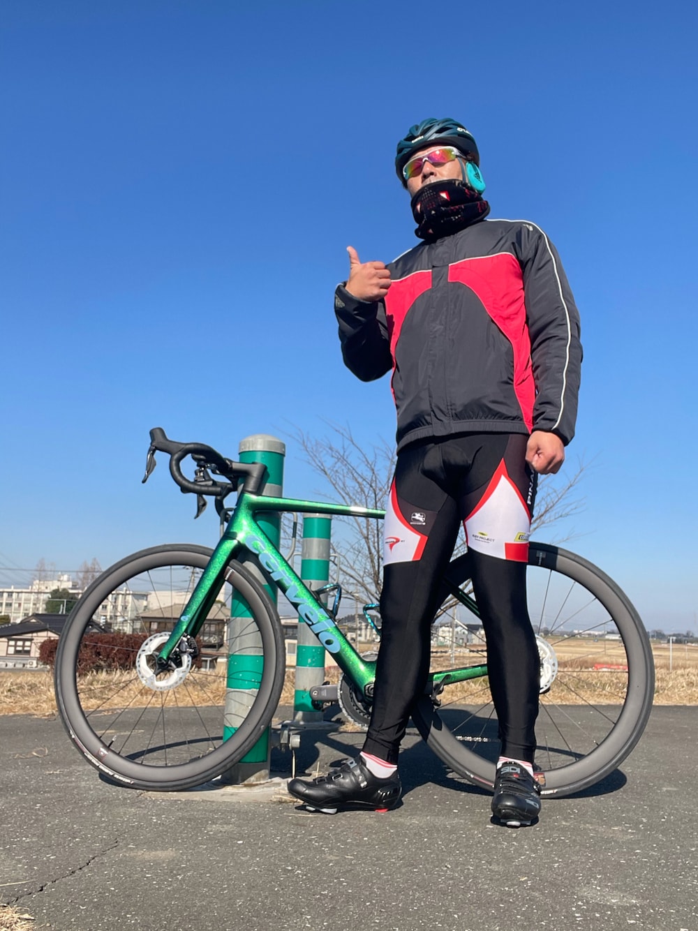 「adidas、Columbia、FILA、GIRO、Gioldana、SIDI、cervevelo、サイクリング、サイクリングジャージ、サイクリングパンツ、ロードバイク、ツーリング、冬のコーデ、スポーツ」｜「adidasのアイテム（その他アウター、レッド系）」を使った、Tore@minさん（メンズ・174cm）の冬コーディネートの1枚目の写真