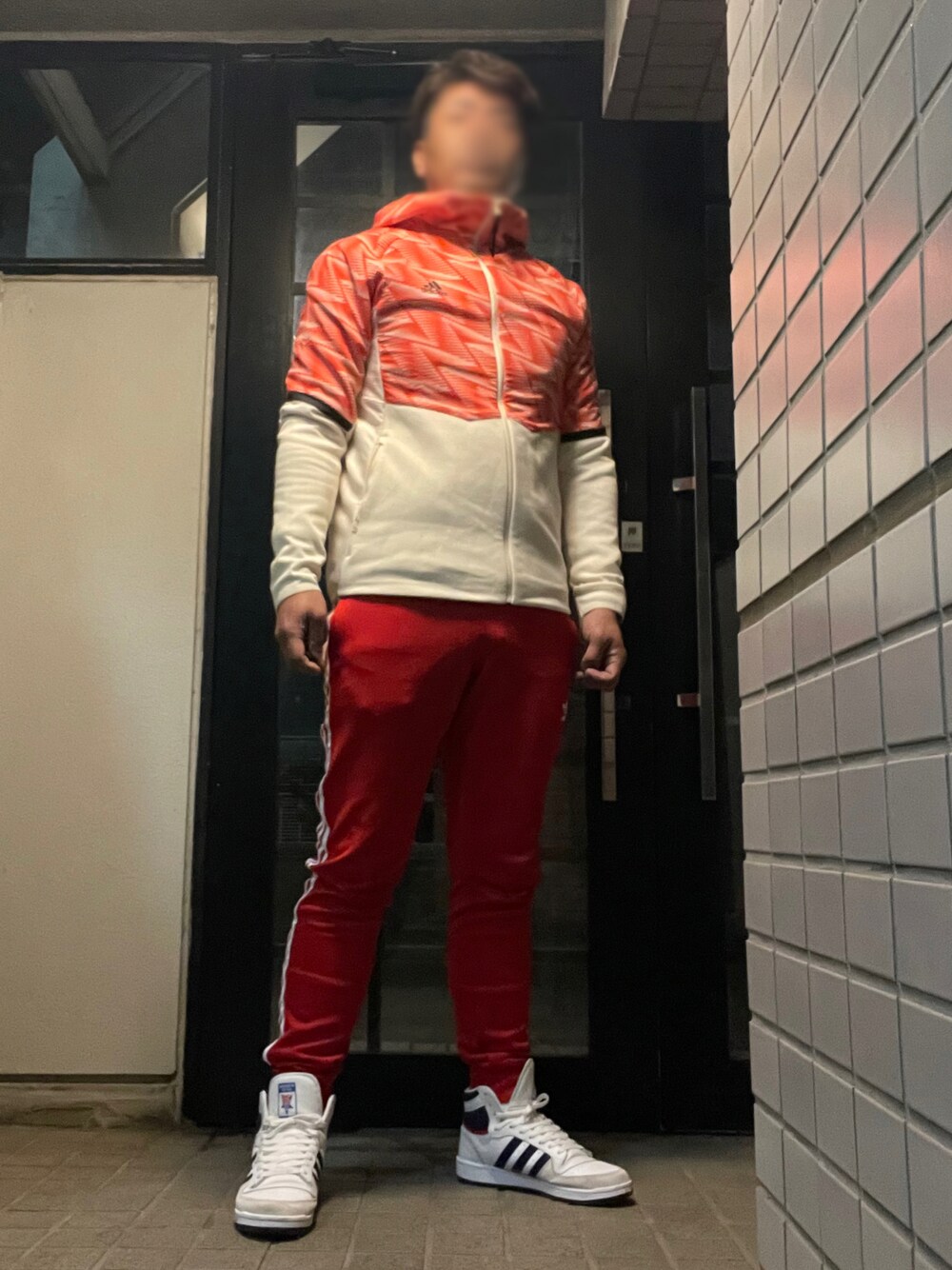 「春服デビュー宣言、adidas、トラックパンツ、フーディー、バスケットシューズ、スウェットコーデ、テーパードパンツ、レッドコーデ、スポーツミックス、スポーティ」｜「adidas Originalsのアイテム（スウェットパンツ、レッド系）」を使った、Tore@minさん（メンズ・174cm）の春コーディネートの1枚目の写真