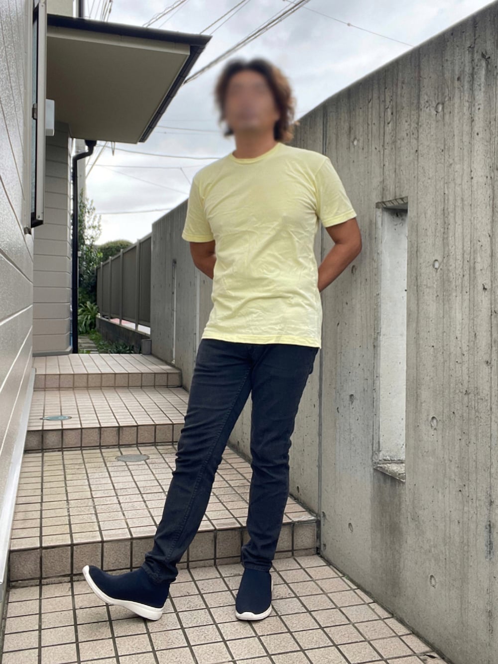 「カジュアルコーデ、ラブアンドピース2021、e-JEANS、無印良品、スリムデニム、ブラックデニム、無地のTシャツ」｜「e-jeansのアイテム（デニムパンツ、ブラック系）」を使った、Tore@minさん（メンズ・174cm）の秋コーディネートの1枚目の写真