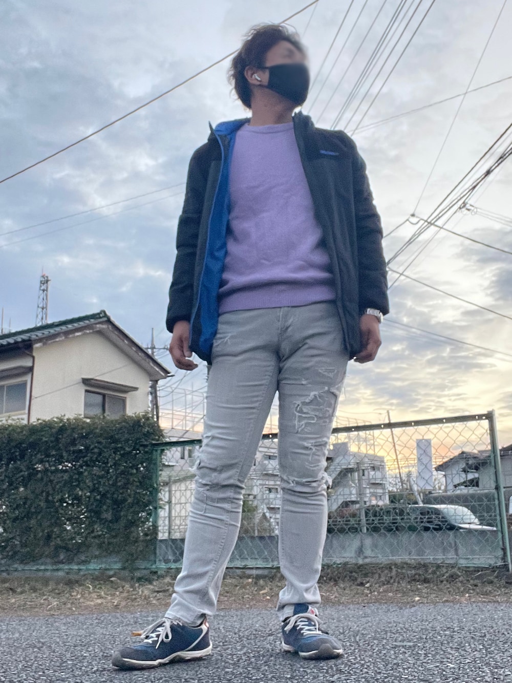「adidas originals、New Balance、URBAN RESEARCH、e-JEANS、冬コーデ、近所の飲み会コーデ、スリムデニム、ペールトーン、ニット、スニーカー」｜「URBAN RESEARCHのアイテム（ニット/セーター、パープル系）」を使った、Tore@minさん（メンズ・174cm）の冬コーディネートの1枚目の写真