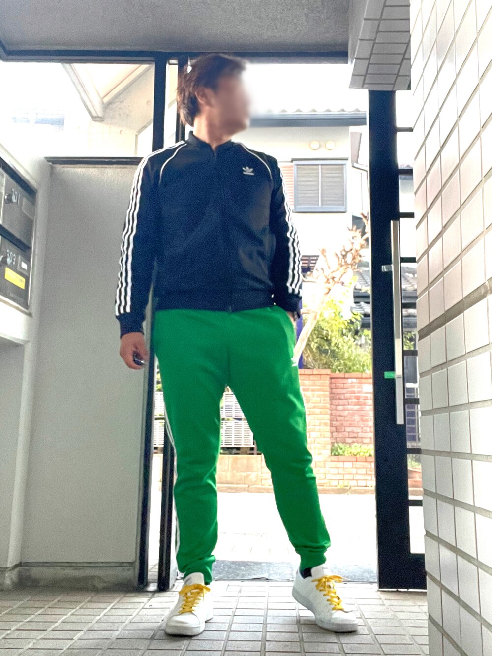 「adidas originals、adidas、休日スタイル、トラックパンツ、トラックジャケット、スニーカー、カジュアルコーデ、セットアップ、セットアップ崩し」｜「adidasのアイテム（スニーカー、ホワイト系）」を使った、Tore@minさん（メンズ・174cm）の冬コーディネートの1枚目の写真