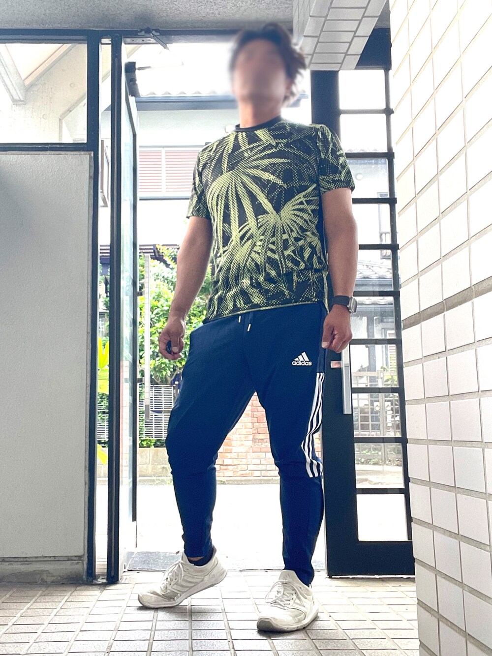 「adidas、夏コーデ、トレーニング、スポーツウェア、アバンギャルド」｜「adidasのアイテム（Tシャツ/カットソー、グリーン系）」を使った、Tore@minさん（メンズ・174cm）の夏コーディネートの1枚目の写真