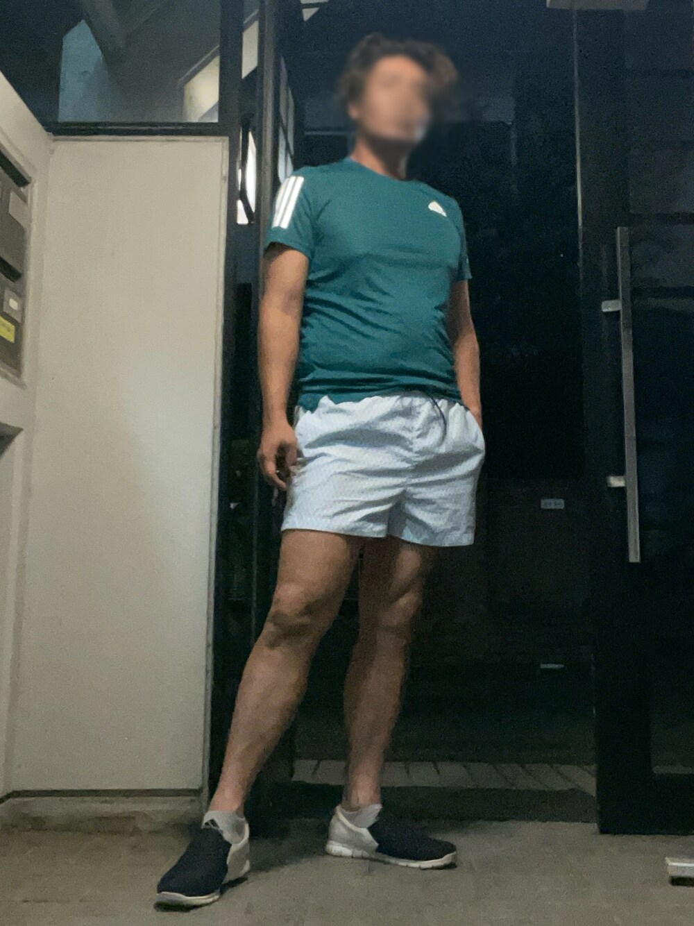 「adidas、H&M、CHERKIES、Tシャツ、短パン、スリッポン、海パン、カジュアルコーデ、休日スタイル、バーベキュー、近所の飲み会コーデ」｜「adidasのアイテム（Tシャツ/カットソー、グリーン系）」を使った、Tore@minさん（メンズ・174cm）の秋コーディネートの1枚目の写真