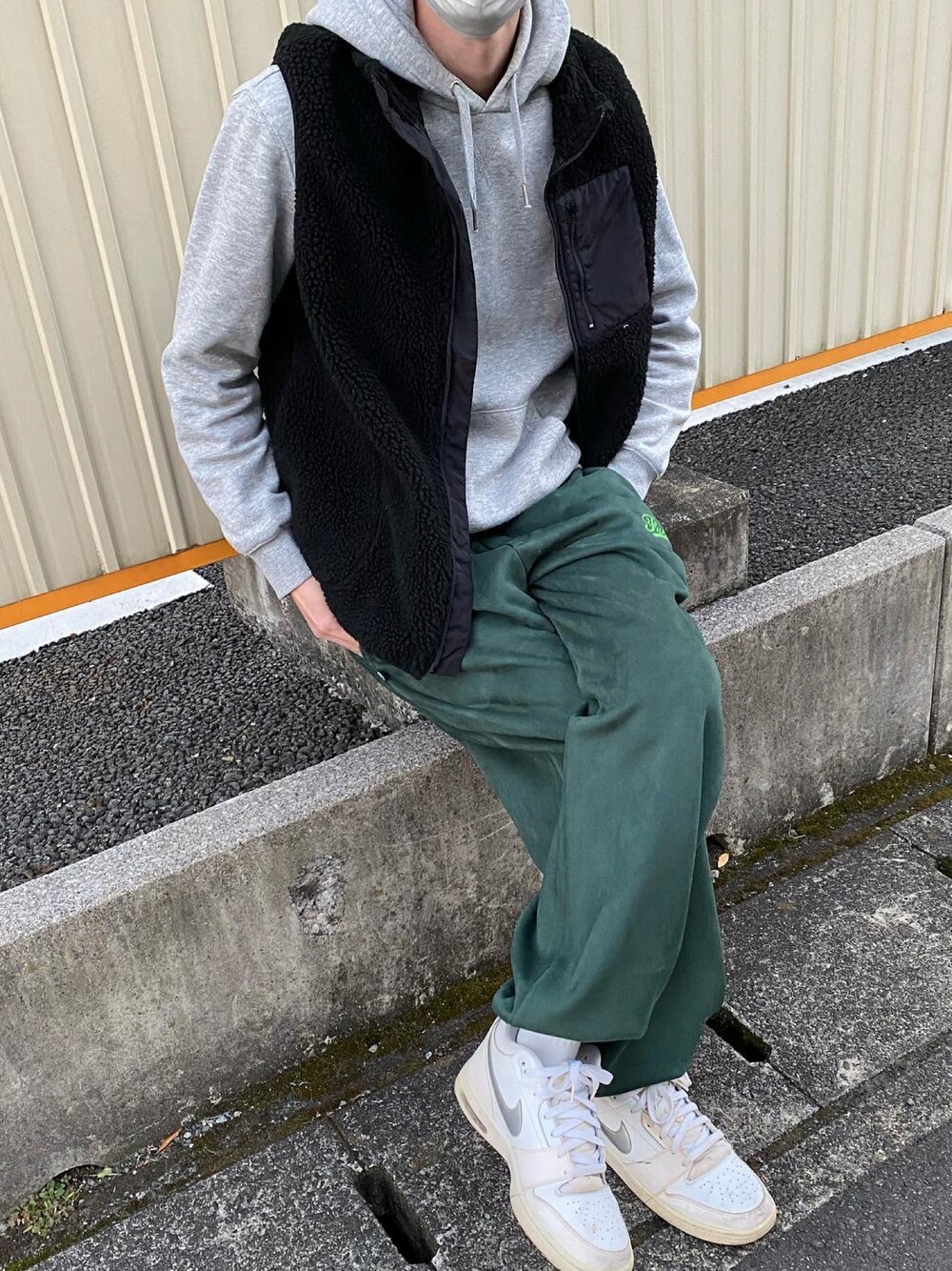 「ootd、古着MIX、ストリートコーデ、NIKE、スウェット、グレー、グレーパーカー、今日のコーデ、ベスト、ボアベスト、GU、スニーカー、スウェットパンツ、カラーパンツ」｜「kutirのビッグボアベスト（その他アウター、ブラック系）」を使った、TPさん（メンズ・177cm）の冬コーディネートの1枚目の写真
