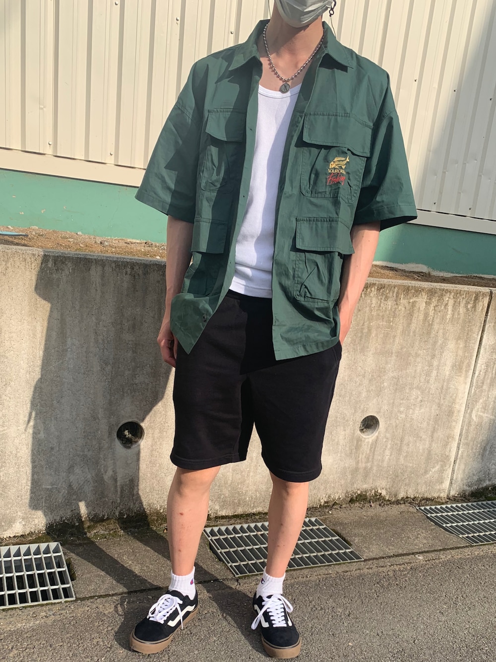 「ラブアンドピース2021、夏コーデ、UNIQLO、シャツスタイル、アースカラー、カーキ、ビックシルエット、リラックススタイル、サワークリーム、VANS、シンプル、アナザーユース、ストリート」｜「Sourcreamの【Sourcream/サワークリーム】FISH MIL SHIRTS（シャツ/ブラウス、グリーン系）」を使った、TPさん（メンズ・177cm）の秋コーディネートの1枚目の写真