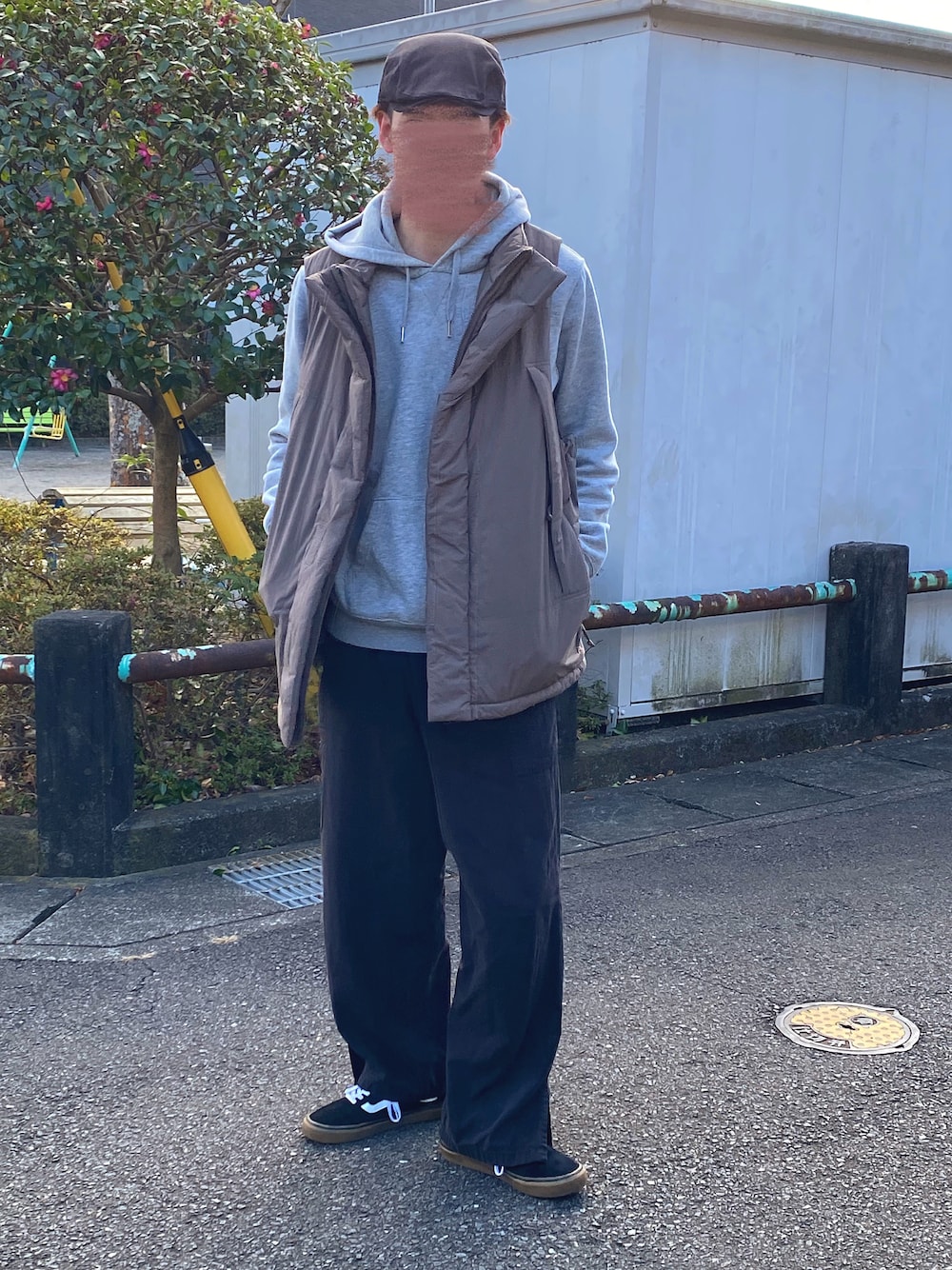 「オーバーサイズ、オトナカジュアル、キレイめ、リラックススタイル、ブラック、ootd、スニーカーコーデ、VANS、ハンチング、ワイドパンツ、ベスト、ダウンベスト」｜「FREAK'S STOREのPRIMALOFT VEST/プリマロフト 高機能中綿ベスト（ダウンベスト、グリーン系）」を使った、TPさん（メンズ・177cm）の冬コーディネートの1枚目の写真