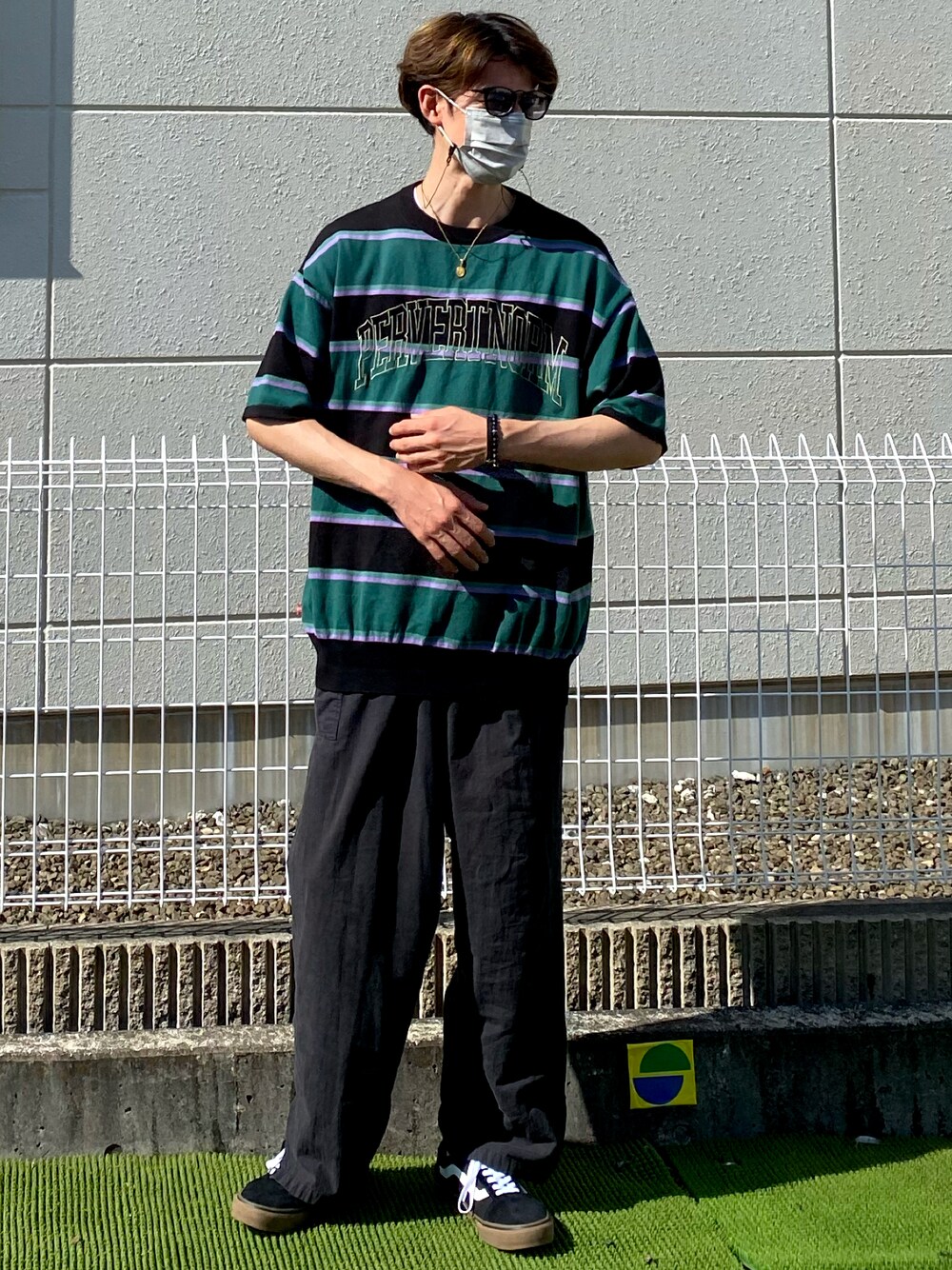 「おしゃれさんと繋がりたい、リラックススタイル、プチプラコーデ、古着、黒パンツ、フーズフーギャラリー(WHO'S WHO gallery)、バンズ、ストリートMIX、サンダル、マスク、大人カジュアル、休日コーデ、いいね、save、フォローお願いします🤑、秋コーデ、ニット」｜「WHO'S WHO galleryの【KOOKY'N/クーキー】ボーダーニットTEE（ニット/セーター、ブラック系）」を使った、TPさん（メンズ・177cm）の秋コーディネートの1枚目の写真