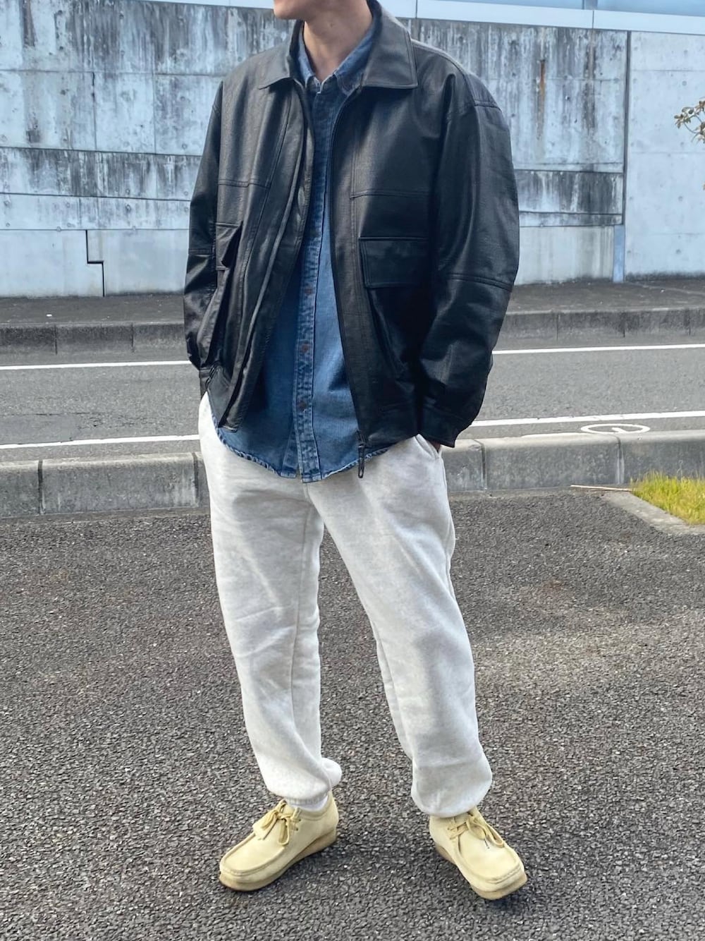 「春コーデ、きれいめカジュアル、ゆるコーデ、スウェットコーデ、レザージャケット、clarks、春服デビュー宣言、ootd、デニム」｜「FREAK'S STOREのFREAK'S STORE/フリークスストア フェイクレザーブルゾン（ブルゾン、ブラック系）」を使った、TPさん（メンズ・177cm）の春コーディネートの1枚目の写真