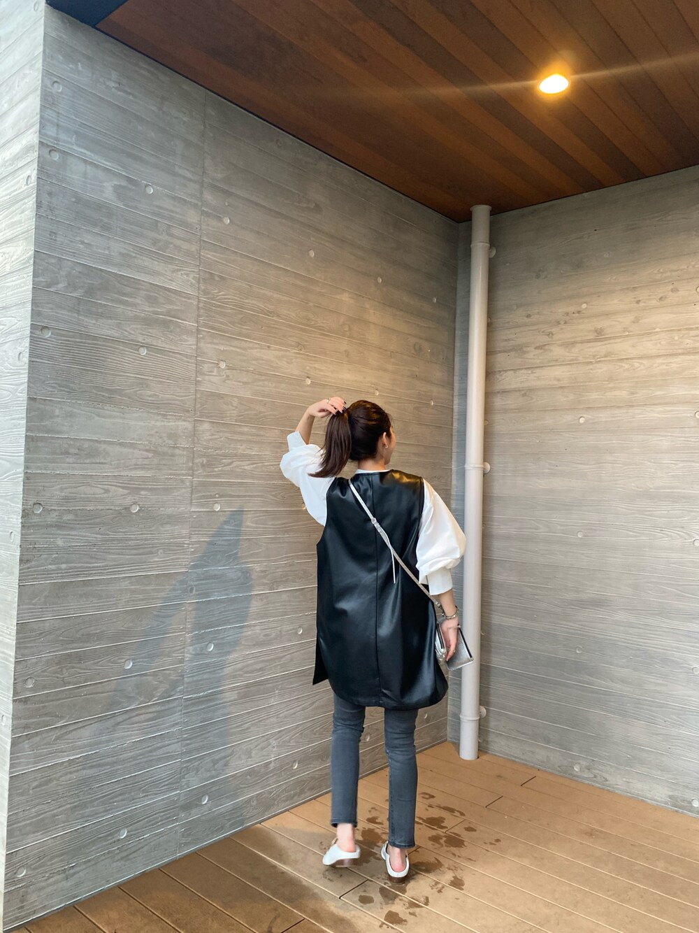 「秋のコーデ、休日スタイル、お洒落さんとつながりたい、オトナカジュアル、ootd、プチプラ、ボリューム袖、平均身長コーデ」｜「Bonjour Saganの【2021-2022 A/W 新作】フェイクレザーベスト（ベスト、ブラック系）」を使った、yuppyさん（レディース・160cm）の秋コーディネートの1枚目の写真
