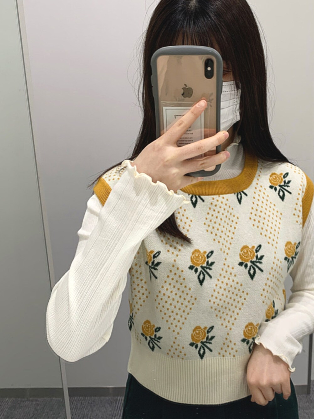 「ニット、グリーン、イエロー、ベスト、冬コーデ、大学生、レトロ、w closet、パンツスタイル、秋冬コーデ、いいね、save、フォローお願いします🤑、alleybywcloset」｜「w closetの12Gバラドット柄ベスト（ニット/セーター、ホワイト系）」を使った、りかさん（レディース・158cm）の秋コーディネートの1枚目の写真