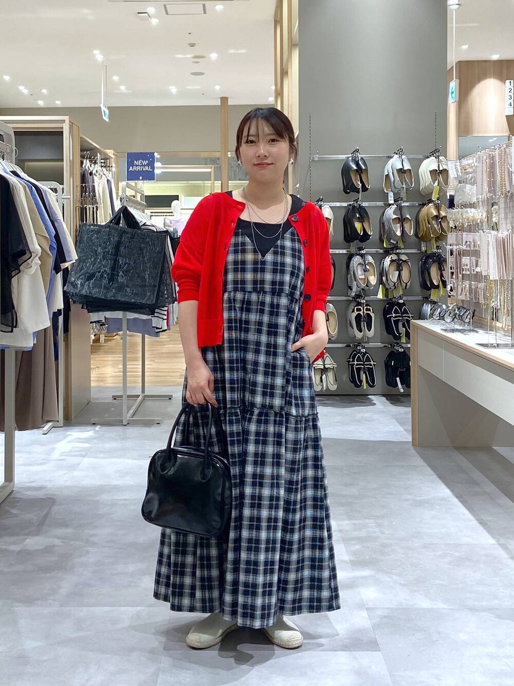 「体型カバー、低身長、差し色コーデ、ママコーデ、着痩せ、個性派、ゆったり、ナチュラル、ベーシック/シンプル、きれいめ、着痩せ・細見え、カジュアル、GLOBAL WORK」｜「GLOBAL WORKのスペ軽2WAYスクエアボストン/252305（ボストンバッグ、ブラック系）」を使った、サキさん（レディース・154cm）の春コーディネートの1枚目の写真