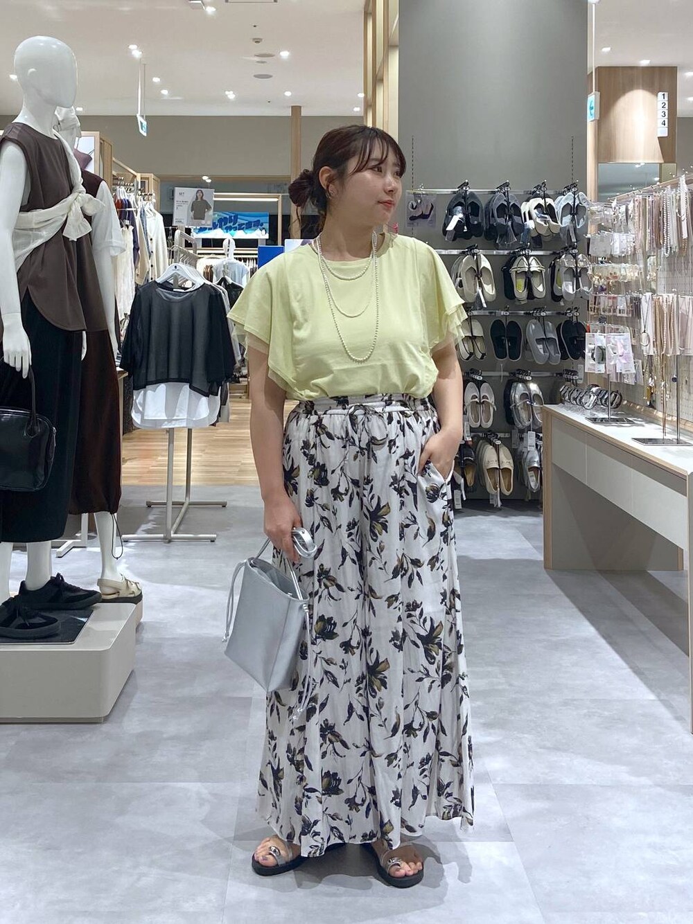 ホワイト系のその他パンツ、イエロー系のTシャツ/カットソー、シルバー系のショルダーバッグを着用したレディースの夏コーディネートの1枚目の写真