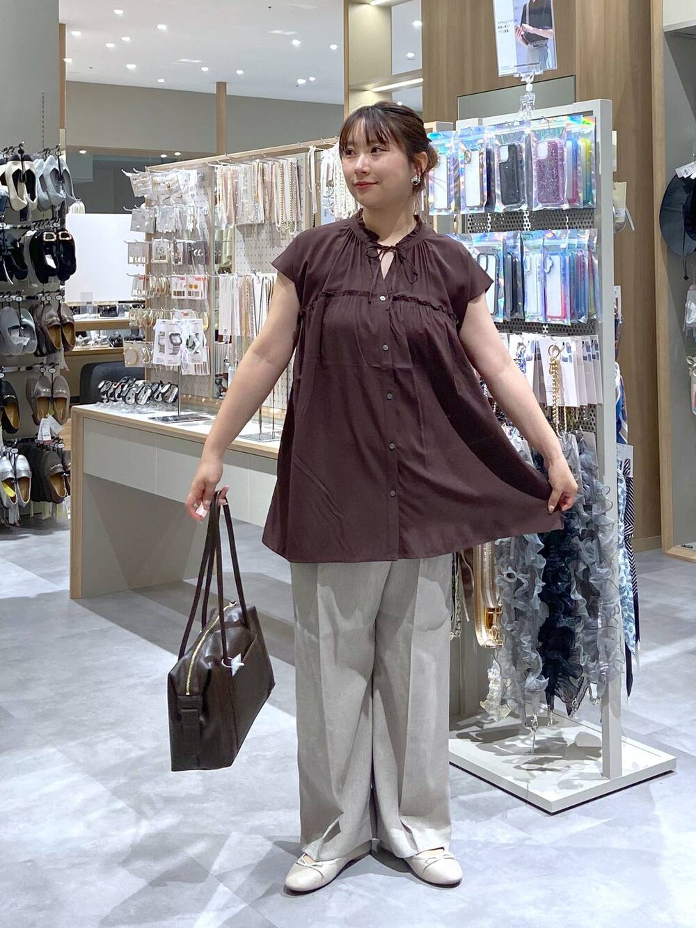 ホワイト系のバレエシューズ、ベージュ系のその他パンツ、ブラウン系のボストンバッグを着用したレディースの夏コーディネートの1枚目の写真