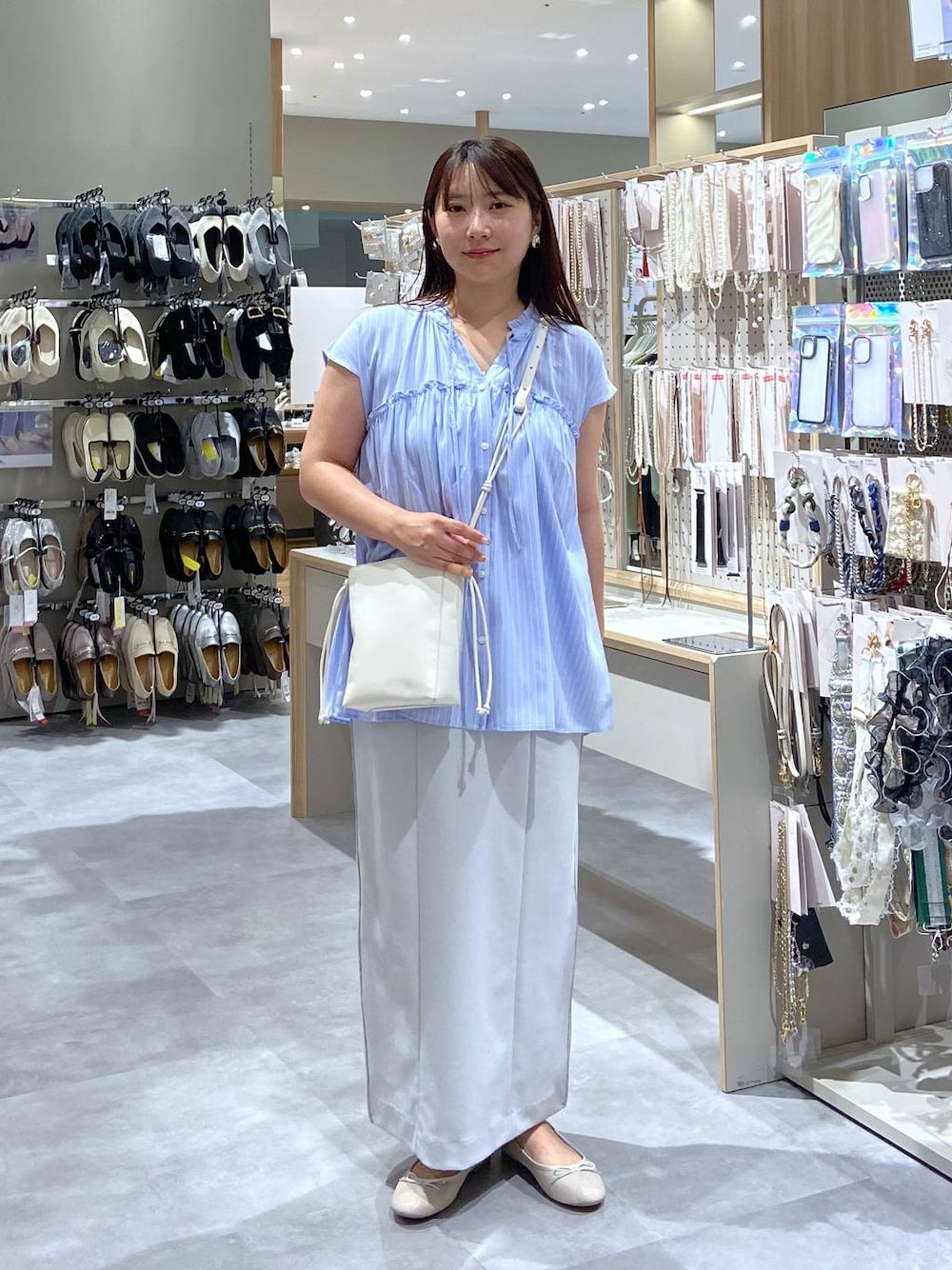 「体型カバー、低身長、差し色コーデ、ママコーデ、着痩せ、個性派、ゆったり、ナチュラル、ベーシック/シンプル、きれいめ、カジュアル、GLOBAL WORK、着痩せ・細見え」｜「GLOBAL WORKのらくっション撥水バレエ/135873（バレエシューズ、ホワイト系）」を使った、サキさん（レディース・154cm）の夏コーディネートの1枚目の写真