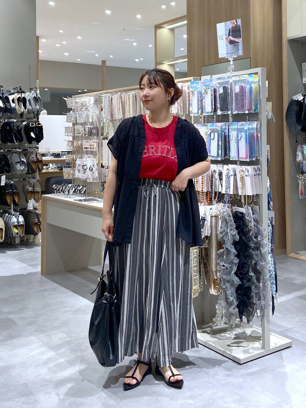 その他のスカート、ブラック系のショルダーバッグ、ブラック系のサンダルを着用したレディースの夏コーディネートの1枚目の写真