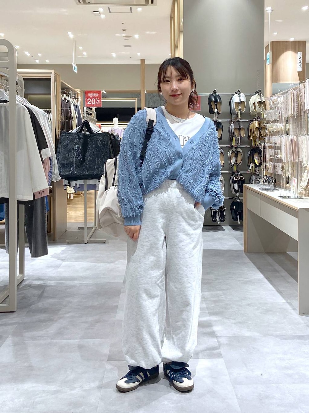 ホワイト系のTシャツ/カットソー、グレー系のスウェットパンツ、ホワイト系のバックパック/リュックを着用したレディースの春コーディネートの1枚目の写真