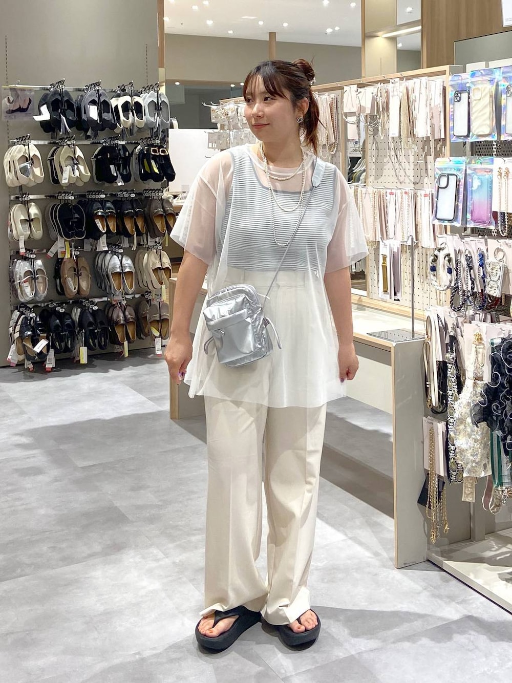 ホワイト系のその他パンツ、その他のタンクトップ、シルバー系のショルダーバッグを着用したレディースの夏コーディネートの1枚目の写真