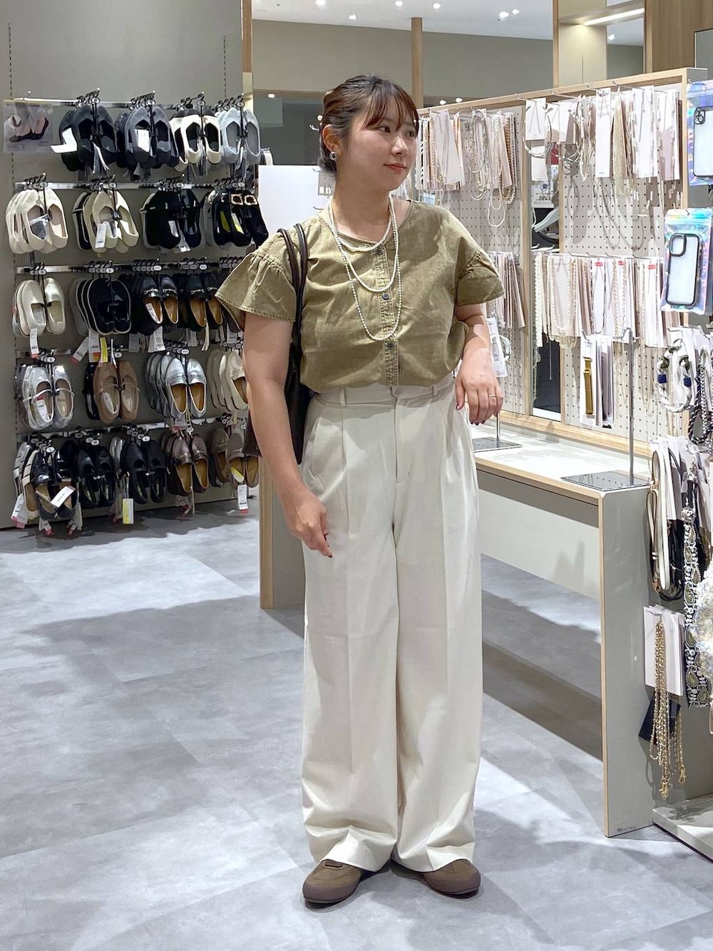 ホワイト系のその他パンツ、ブラウン系のボストンバッグ、ベージュ系のシャツ/ブラウスを着用したレディースの夏コーディネートの1枚目の写真