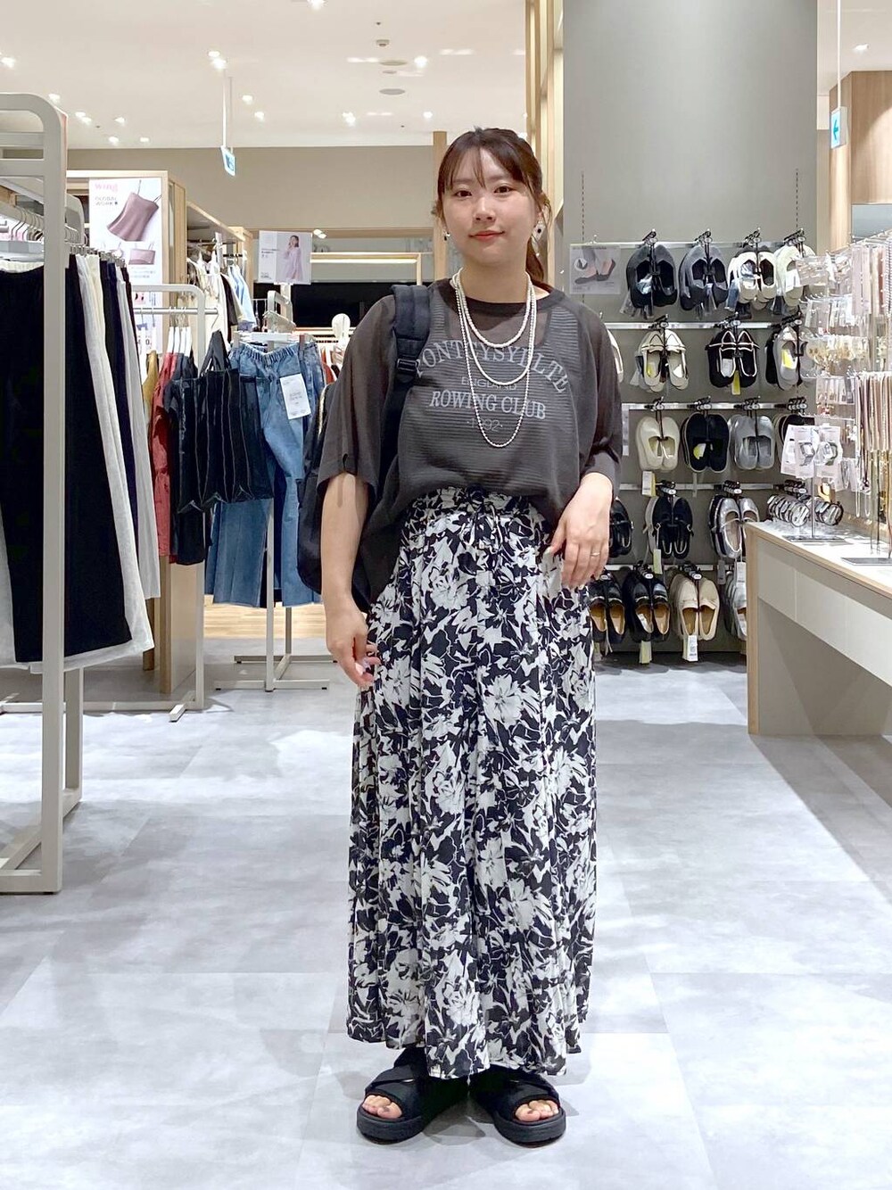 ブラック系のスカート、ブラック系のバックパック/リュック、その他のタンクトップを着用したレディースの夏コーディネートの1枚目の写真