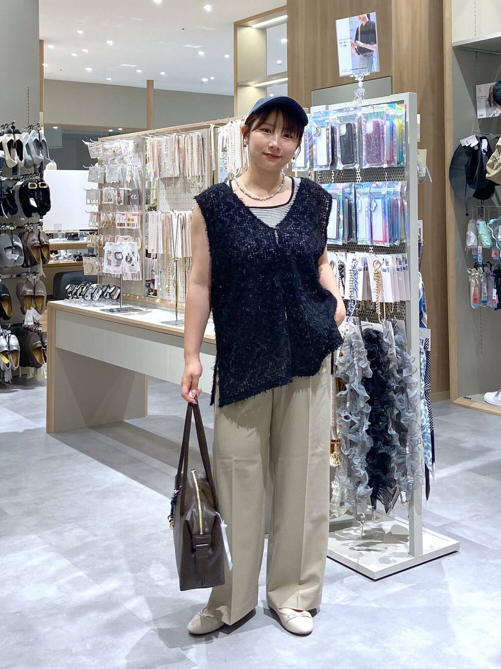 「低身長、差し色コーデ、ママコーデ、着痩せ、個性派、ゆったり、ナチュラル、ベーシック/シンプル、きれいめ、カジュアル、体型カバー、GLOBAL WORK、着痩せ・細見え」｜「GLOBAL WORKのらくっション撥水バレエ/135873（バレエシューズ、ホワイト系）」を使った、サキさん（レディース・154cm）の夏コーディネートの1枚目の写真